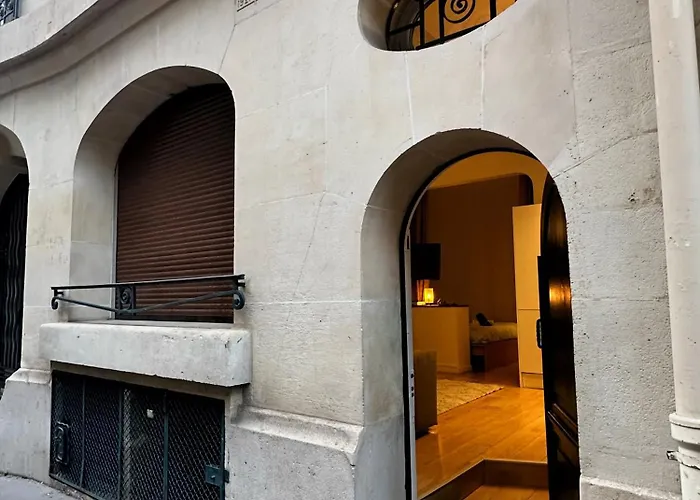 Celine 30 Bright Haven Between Champs Elysee And Trocadero パリ